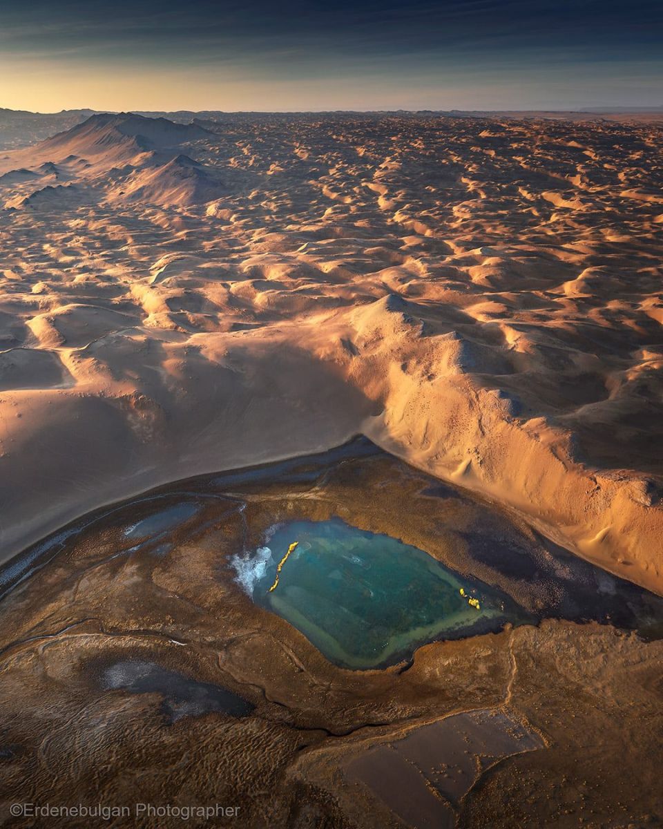 Завхан аймаг, Говь-Алтай аймгийн зааг-Монголын хамгийн урт үргэлжилсэн элсэн манхан дунд байх нэгэн нууцлаг нуур.
