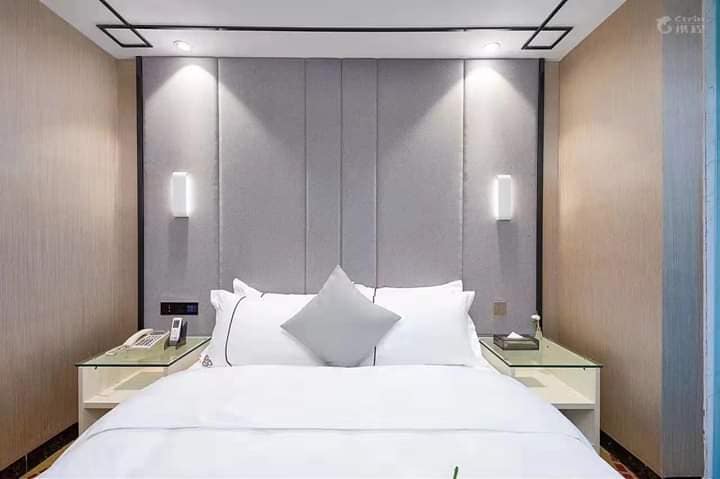 "The Queen's Home"  Утас: 9011-7181