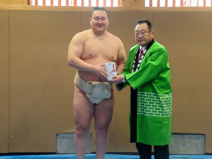 Осаки хотын дарга Ито Ясүшид хандиваа гардуулан өглөө