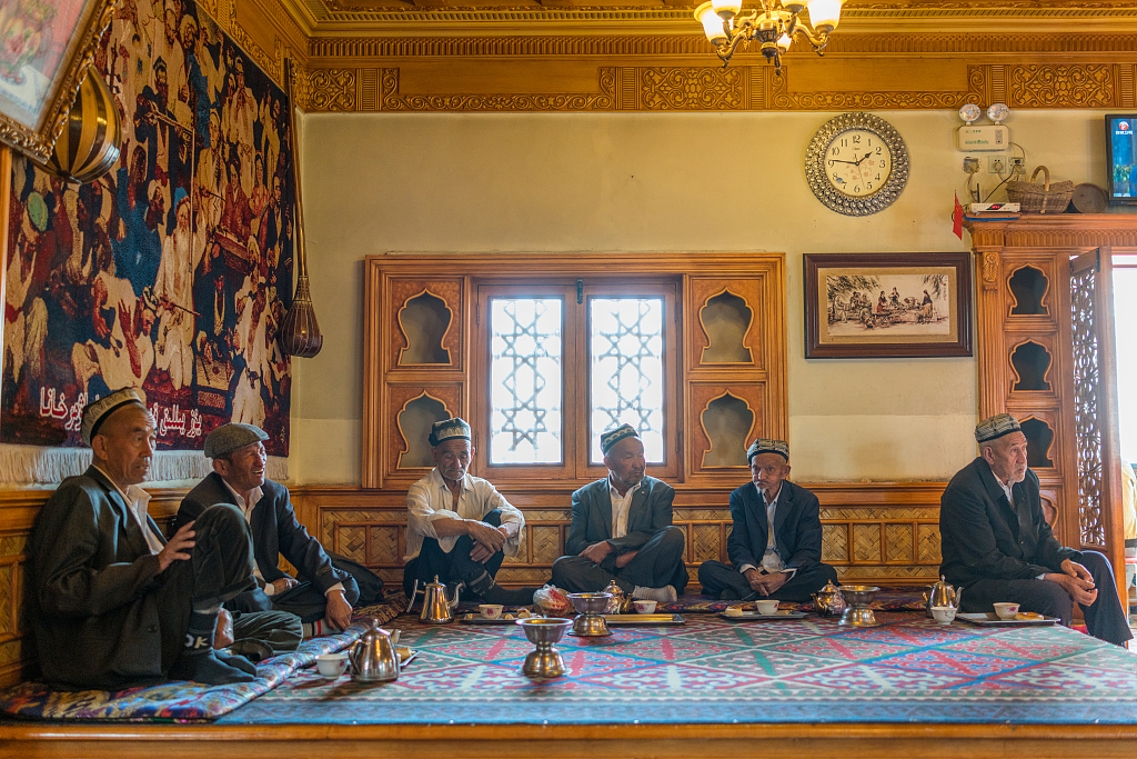 Кашгарын зуун жилийн түүхтэй цайны мухлагт цайж ууж чөлөөт цагаа өнгөрүүлж буй хүмүүс