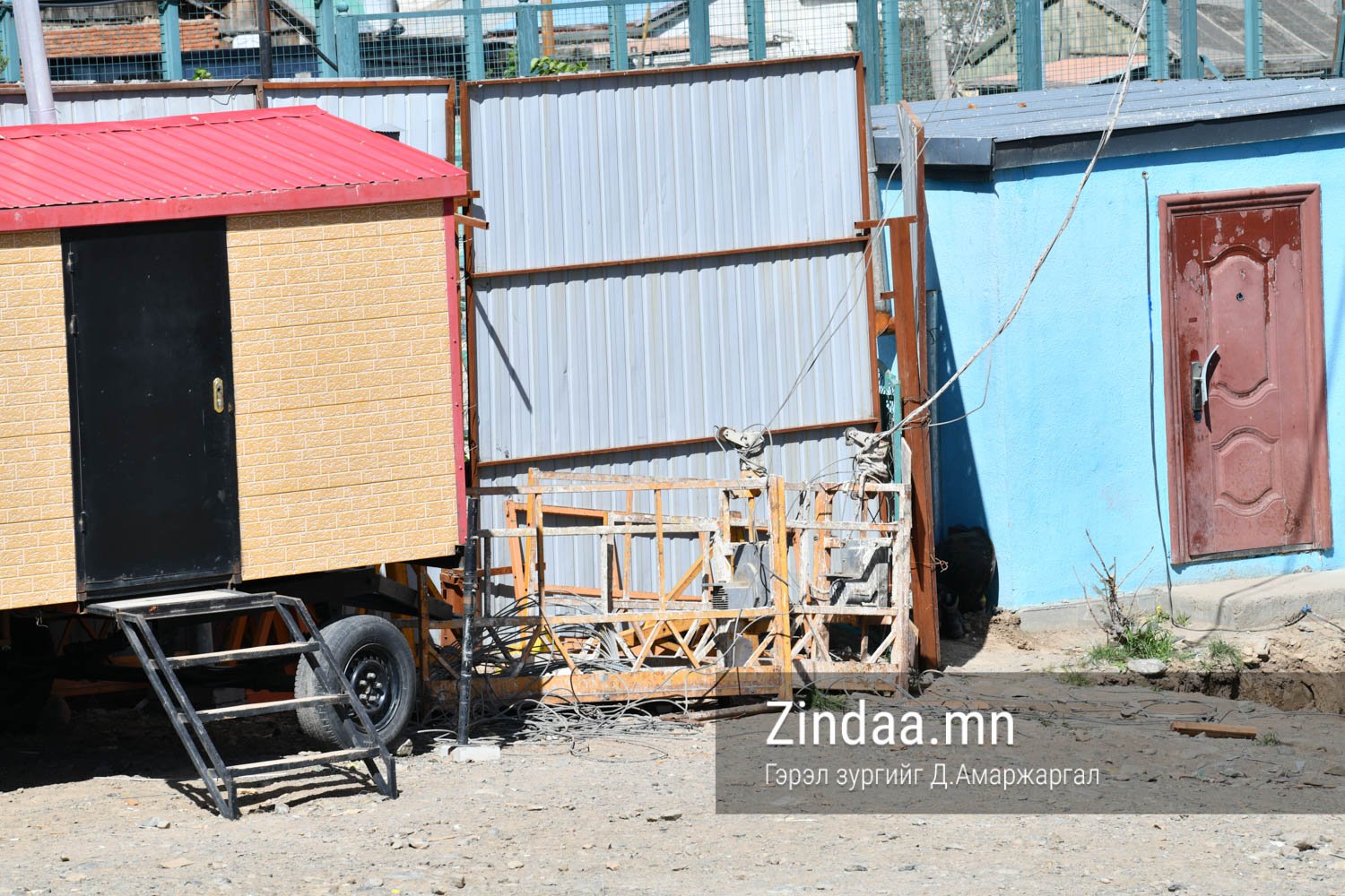 Дүүжин шат унахдаа хоёр хуваагдсан байв