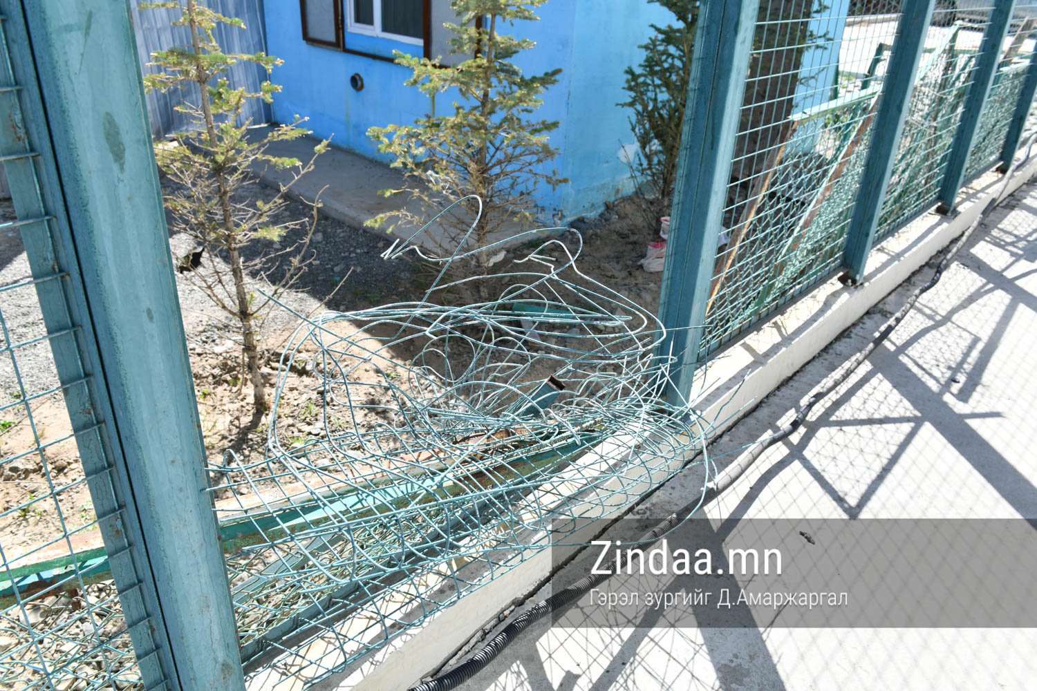 Хаалт эвдэрснээс үүдэж, цахилгааны утас доош унасан байна