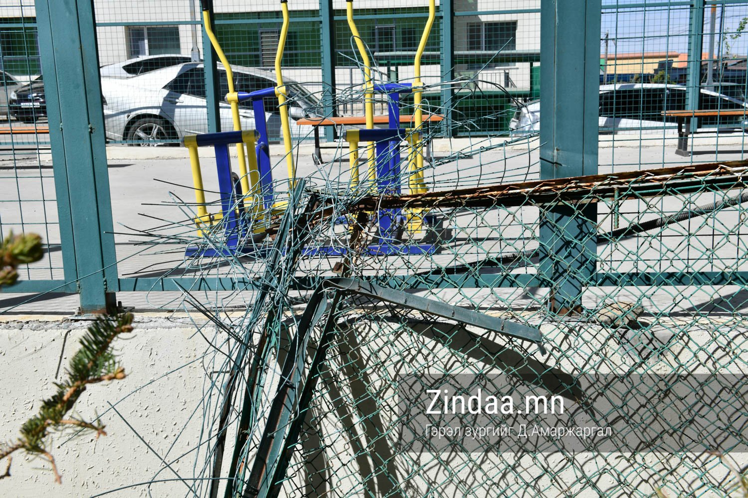 Дүүжин шат унахдаа тоглоомын талбайн хаалтыг эвдсэн байдал