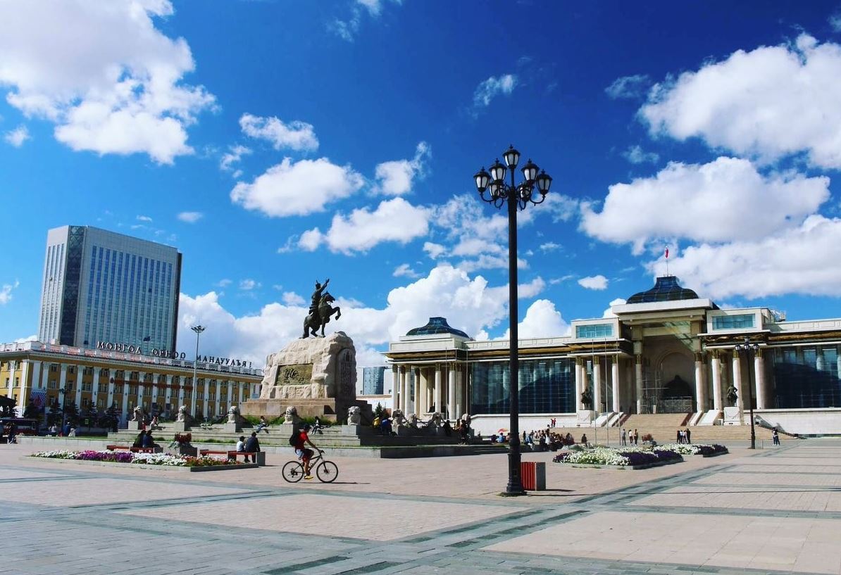 ЧИНГИСИЙН ТАЛБАЙГААС УРАГШАА 3 КМ-ИЙН ЗАЙТАЙ ТУЛ ХОТЫН ТӨВ РҮҮ ТҮГЖРЭЛГҮЙ ЗАМААР ХУРДАН ХУГАЦААНД ХҮРЭХ БОЛОМЖТОЙ