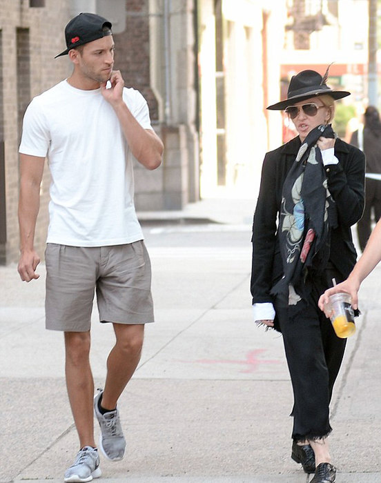 51 настай Мадонна, 31 настай Кевин Сампай