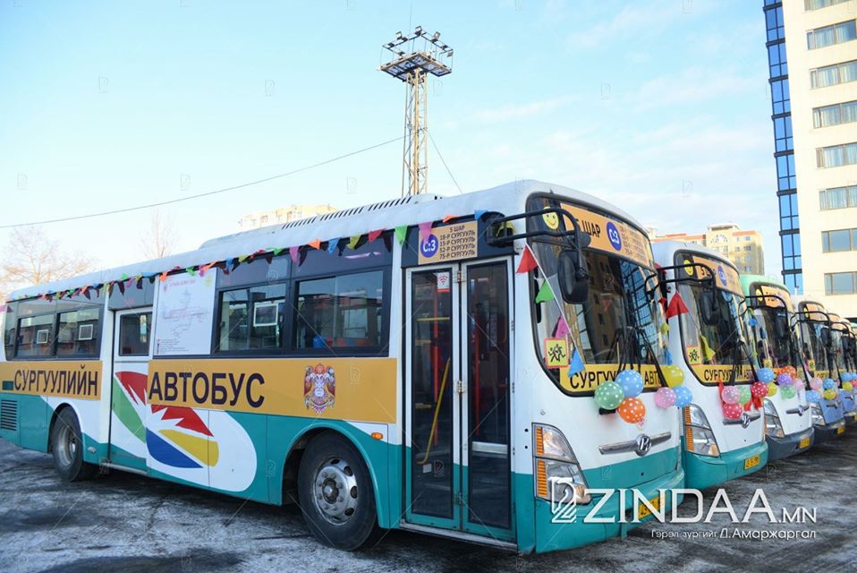 Сургуулийн автобусны нээлт 09.30 цагаас "Автобус III" бааз дээр болов.