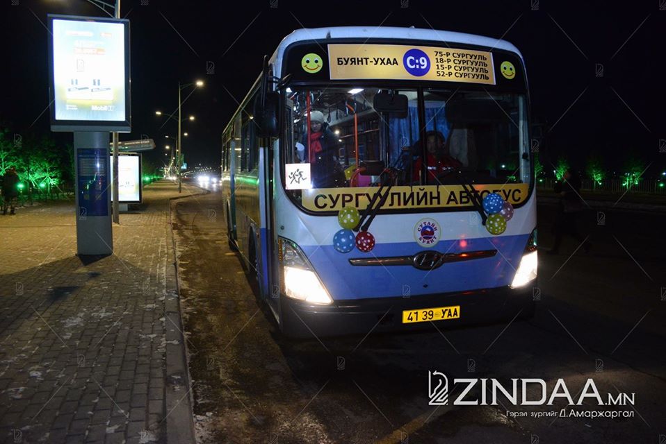 "Буянт Ухаа I" хорооллын нийтийн тээврийн буудал дээр сурагчийг тээвэрлэхээр хүлээж байгаа нь.