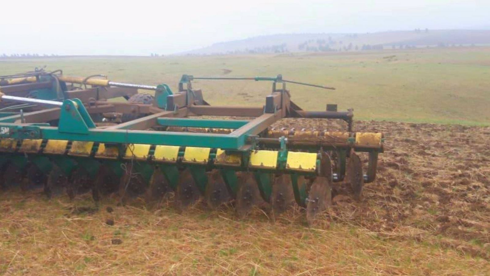 Сэлэнгэ аймгийн Шаамар сумын Дэлгэрхаан 1 дүгээр багийн нутаг дэвсгэрт Хятадын хөрөнгө оруулалттай  “Хэшун Агро” ХХК 60 жилийн хугацаатай  газар эзэмших эрх авч,  нэр нь үл мэдэгдэх "Харь ургамал" тариалахаар газар хагалж байгаа нь