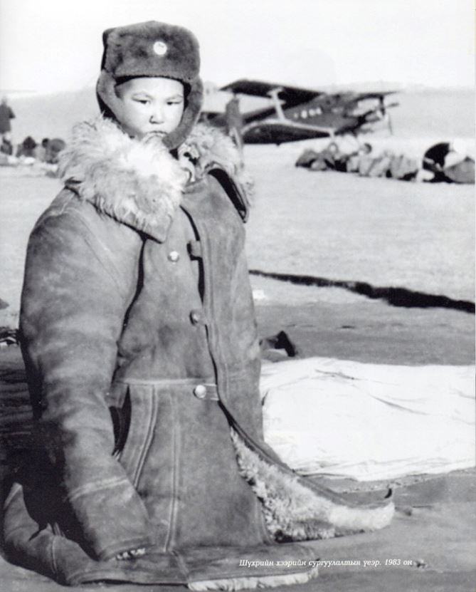 О.Гүндэгмаа. Шүхрийн хээрийн сургуулилтын үеэр. 1983 он           