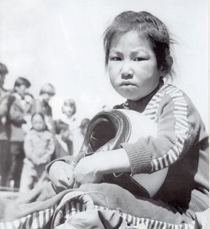 О.Гүндэгмаа: Аав маань намайг хээр бэлтгэлд гарсан ч хүрмэн дотроо өвөртлөөд гүйж явдаг, тэр байтугай жаахан байхад минь шүхрийнхээ бэхэлгээг давхарлаж оёод, онгоцноос аваад бууж байсан гэдэг.