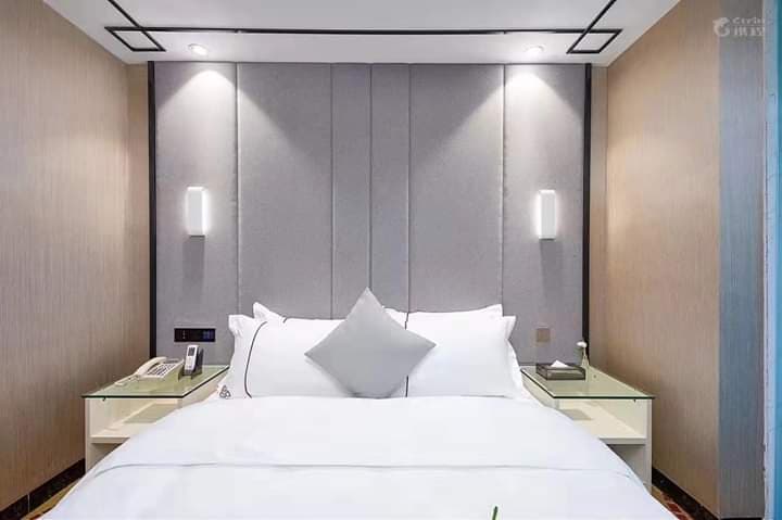 The Queen's Home Утас: 9011-7181