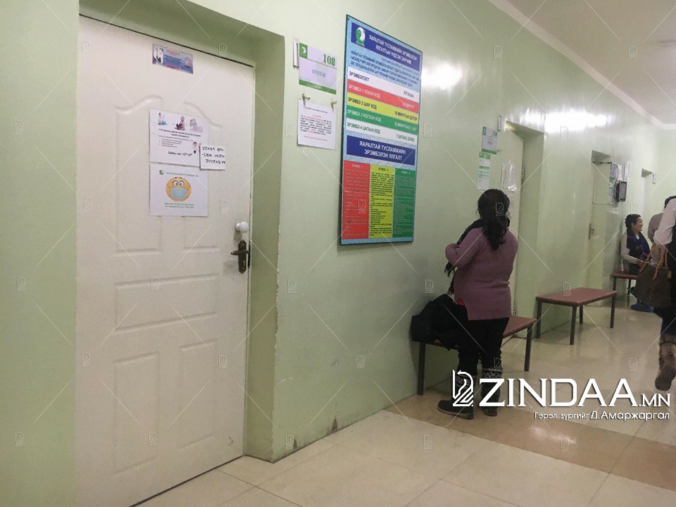Чингэлтэй дүүргийн нэгдсэн эмнэлгийн Хүүхдийн үзлэгийн өрөөний гадна оочергүй байв