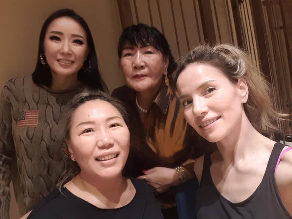 Т.Заманд гуай охидын хамт. Тэрбээр хүмүүст "Хүнд хүндлүүлж, тэнгэрт тэтгүүлж яваарай" гэж ерөөх дуртай гэнэ.