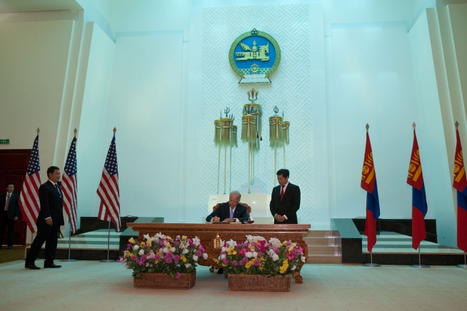 АНУ-ын дэд ерөнхийлөгч Жо Байден хүндэтгэлийн дэвтэрт гарын үсэг зурав. Төрийн ордон. /2011.08.22/