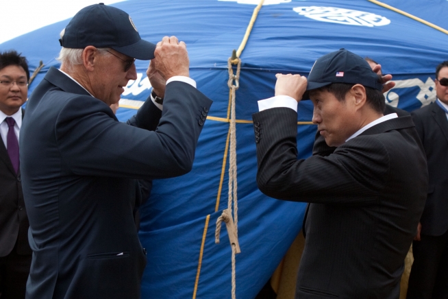 Монгол Улсын Ерөнхий сайдтай бейсболын малгай солилцож байгаа нь. /2011.08.22/