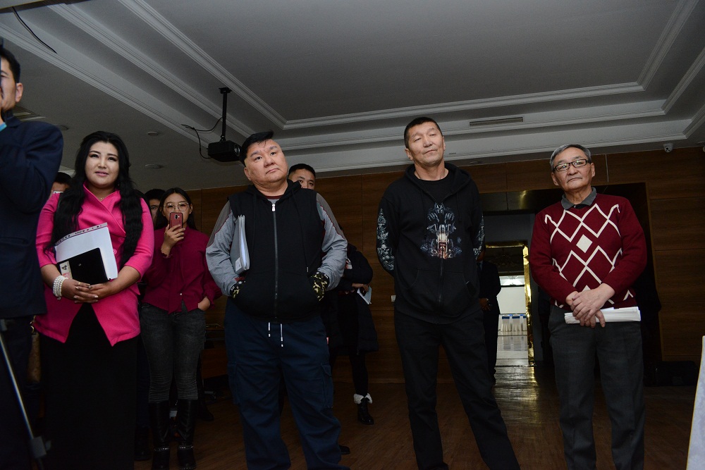 Хэвлэлийн хурлын үеэр бусдыг гүтгэх үйл ажиллгаанд хамтран оролцсон гэх нэр бүхий хүмүүс ирсэн байв