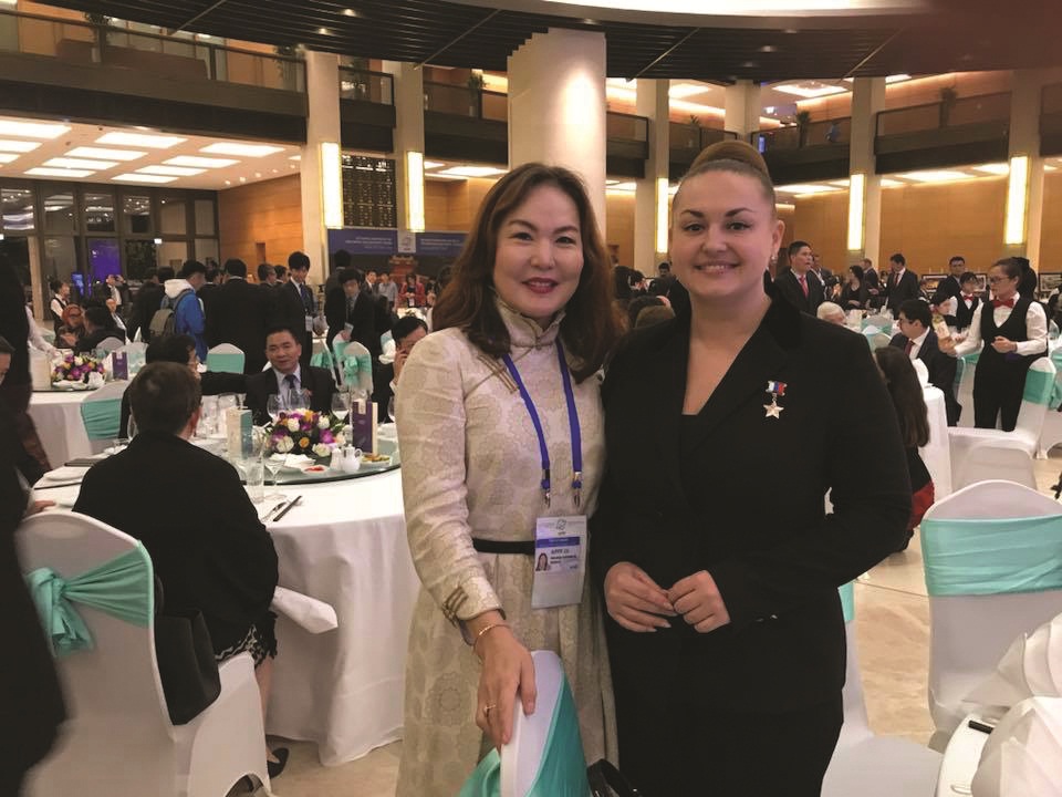 ОХУ-ын Парламентын гишүүн, Оросын Холбооны Улсын баатар, сансарын нисэгч Елена Серовагийн хамт Вьетнамд болсон Эмэгтэй Парламентчдын чуулган дээр. 2018 он 