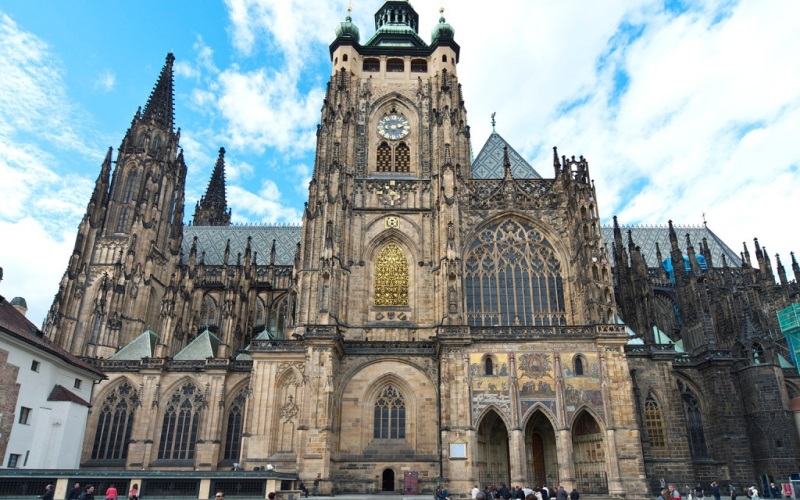 ГЭГЭЭН ВИТИЙН ЦОГЧИН ДУГАН ЧЕХ, ӨНДӨР 124 М