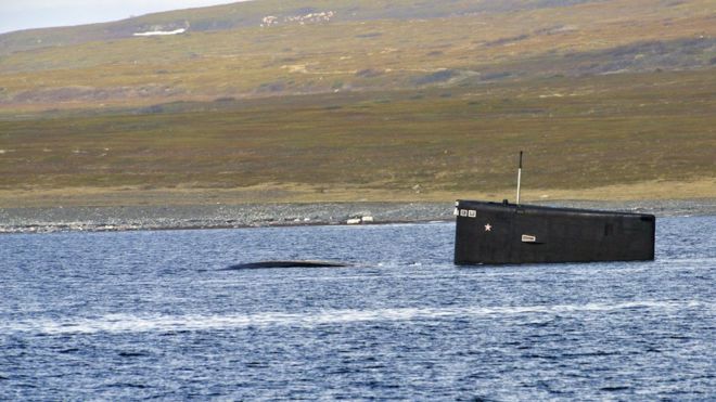 Цөмийн шумбагч онгоц эрэн хайх сургуулилт хийж буй дизель шумбагч онгоц