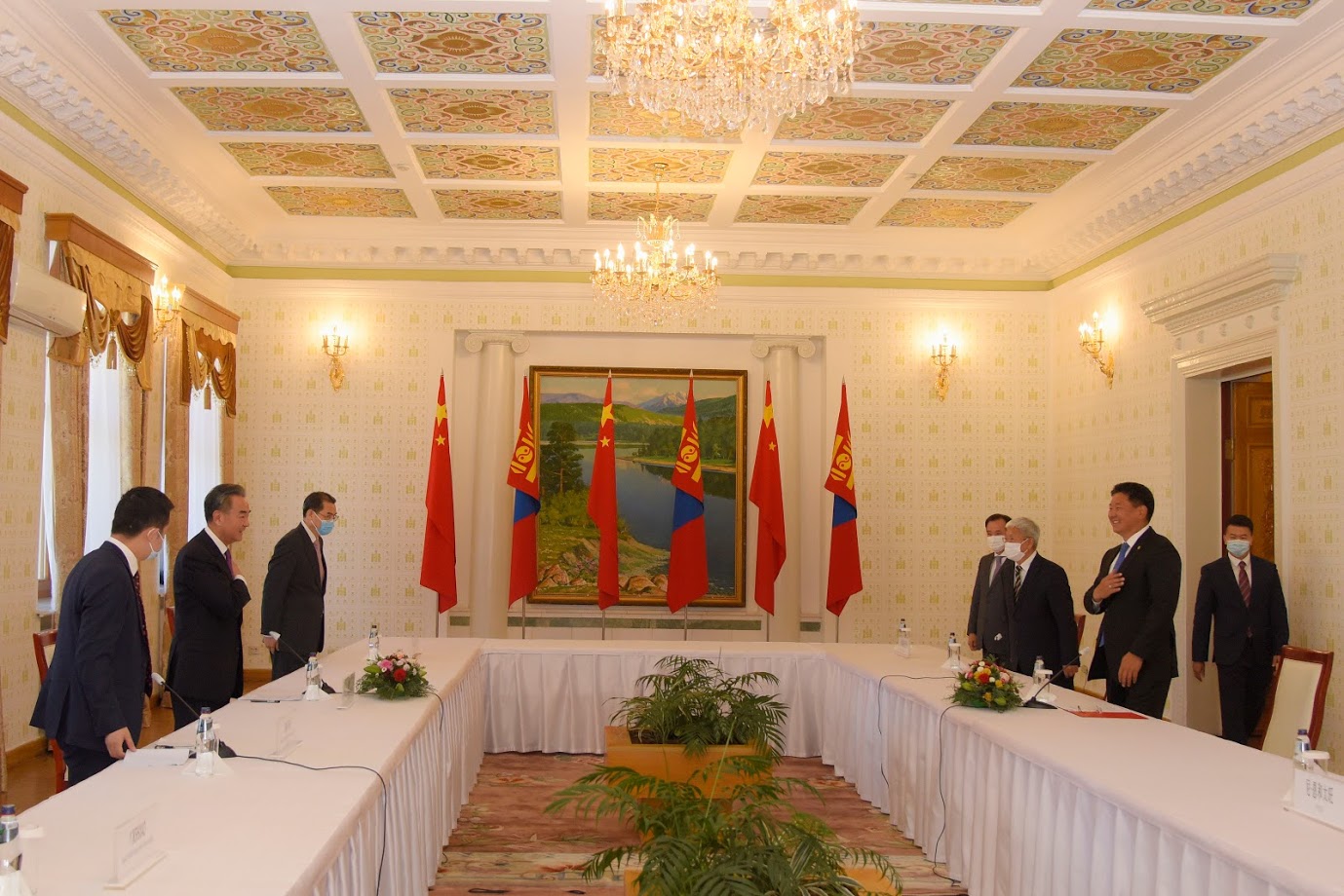 Ерөнхий сайд У.Хүрэлсүхэд БНХАУ-ын Гадаад хэргийн сайд Ван И бараалхав