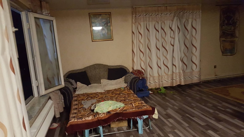 Энэ цонхоор хүүхэд, хөгшин хоёрыг аварчээ.