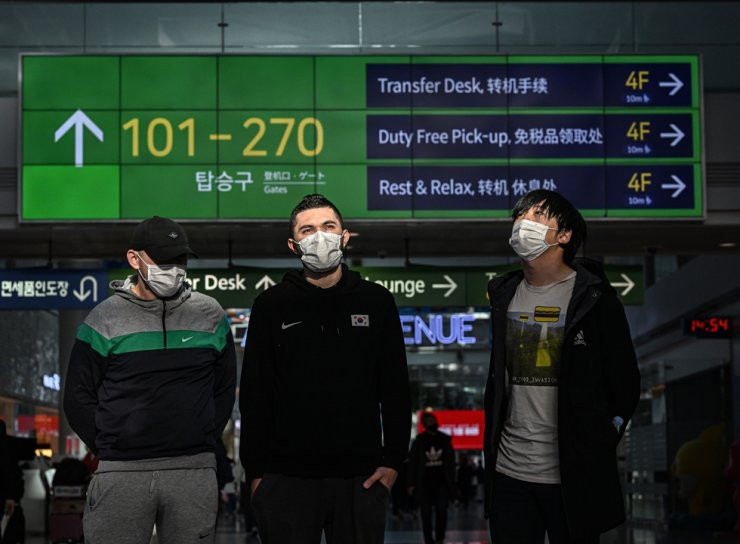 Зүүн гар талаас- Андрей, Джашар Хубиев, Владимир Марактаев. Фото: Сим Хёнчхоль / The Korea Times