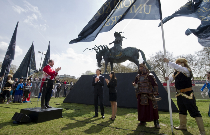 Түүний бүтээсэн Чингис хааны хөшөө Лондоны төв цэцэрлэгт байрших үе. Нээлт. 2012 оны хавар. Лондоны Хайд парк