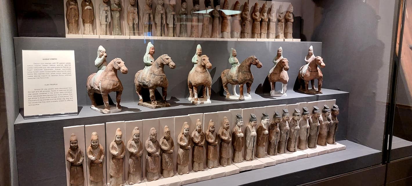 Эртний бунхнаас олдсон шавар хүүхэлдэйнүүд