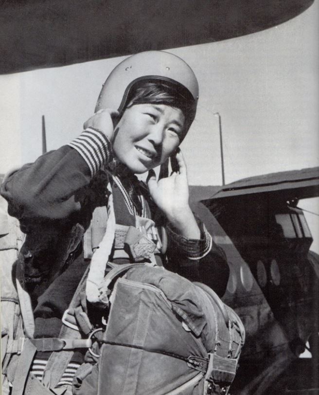 Д.Отряд агсны гэргий Ч.Хишигсүрэн. Тэрбээр 2004 онд 50 настайдаа шүхрийн 1704 дэх буюу отгон буултаа хийжээ. 